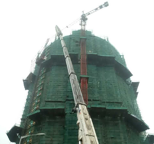 宁强吊车在工地上作业